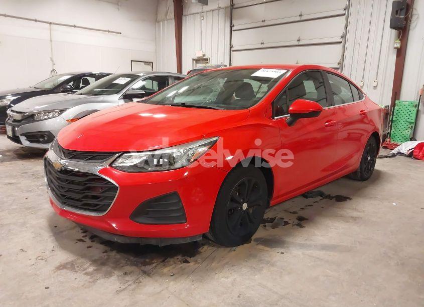 Photo 2 of 2019 Chevrolet Cruze LT (VIN 1G1BE5SM4K7142717)