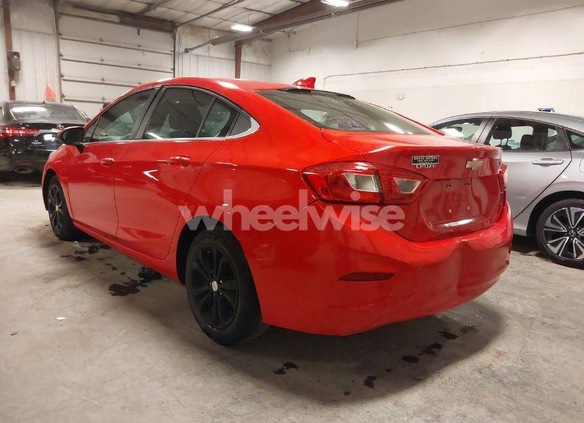 Photo 3 of 2019 Chevrolet Cruze LT (VIN 1G1BE5SM4K7142717)