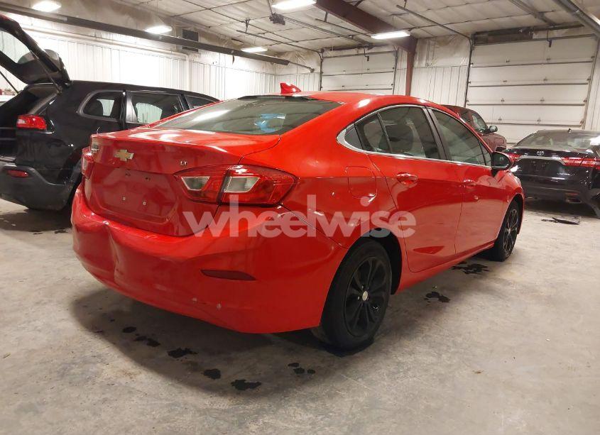 Photo 4 of 2019 Chevrolet Cruze LT (VIN 1G1BE5SM4K7142717)