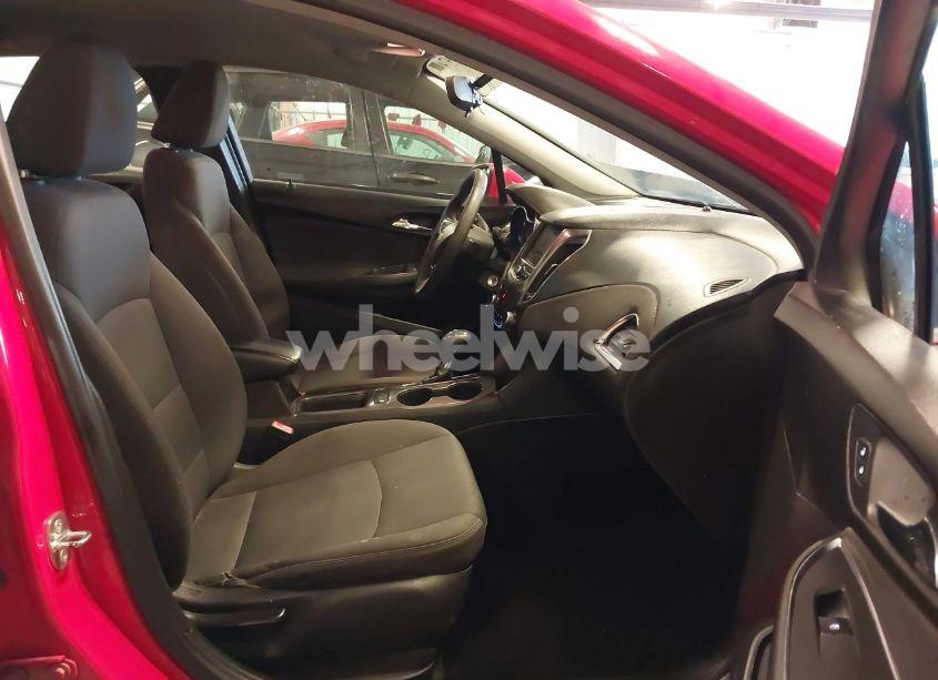 Photo 5 of 2019 Chevrolet Cruze LT (VIN 1G1BE5SM4K7142717)