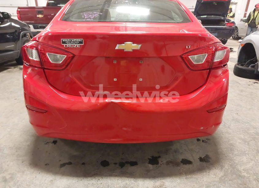 Photo 6 of 2019 Chevrolet Cruze LT (VIN 1G1BE5SM4K7142717)