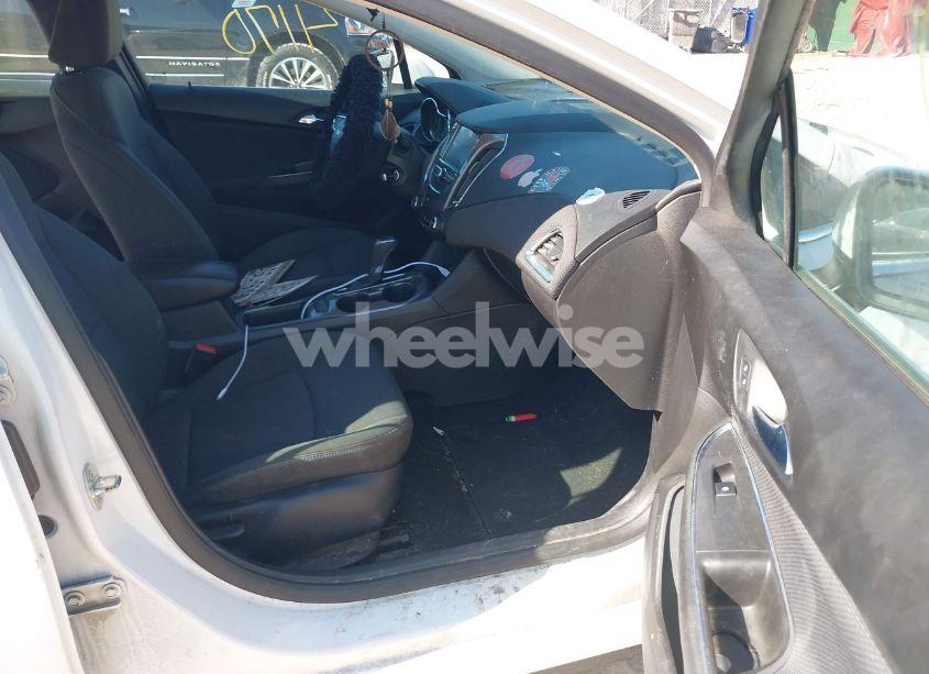 Photo 5 of 2017 Chevrolet Cruze LT AUTO (VIN 1G1BE5SM5H7156277)