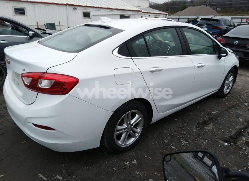 Photo 4 of 2017 Chevrolet Cruze LT AUTO (VIN 1G1BE5SM5H7160782)