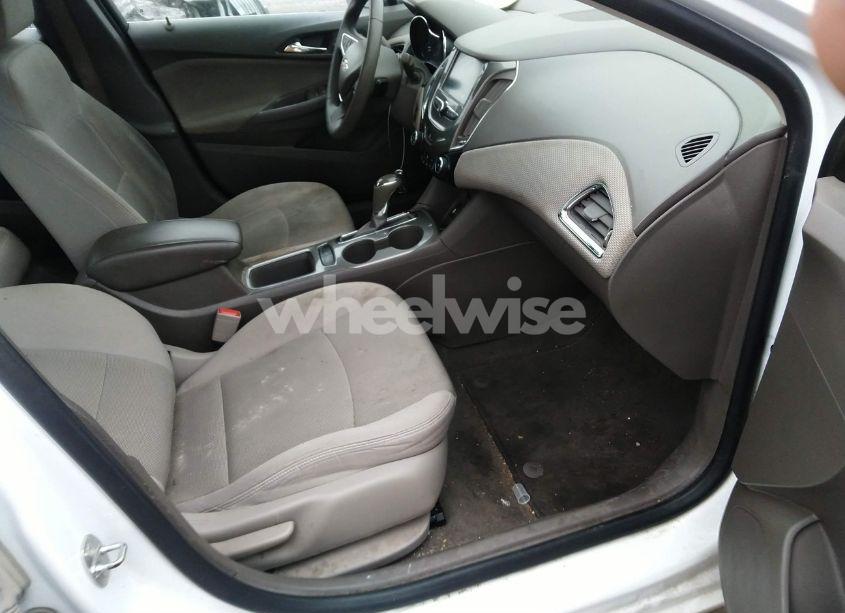 Photo 5 of 2017 Chevrolet Cruze LT AUTO (VIN 1G1BE5SM5H7160782)