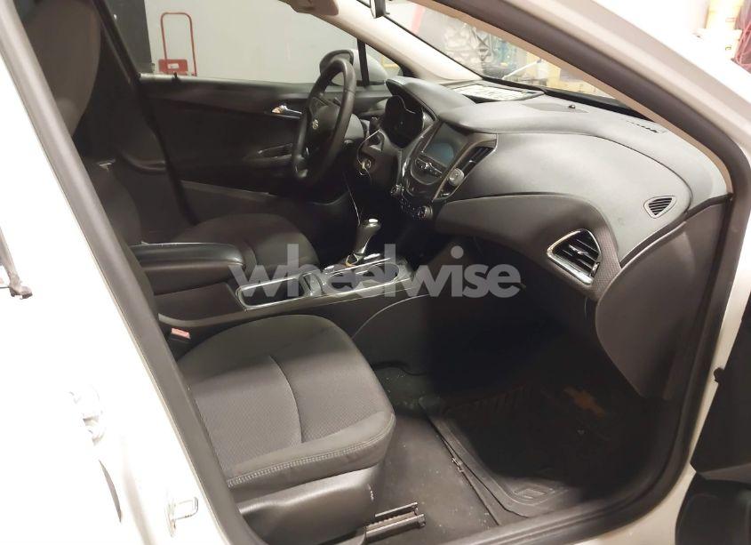 Photo 5 of 2017 Chevrolet Cruze LT AUTO (VIN 1G1BE5SM5H7163066)