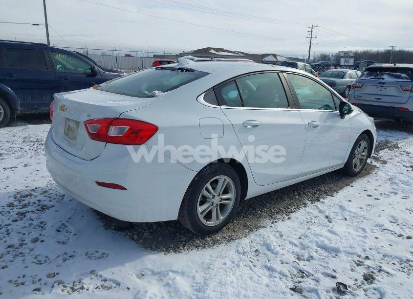 Photo 4 of 2017 Chevrolet Cruze LT AUTO (VIN 1G1BE5SM5H7171345)