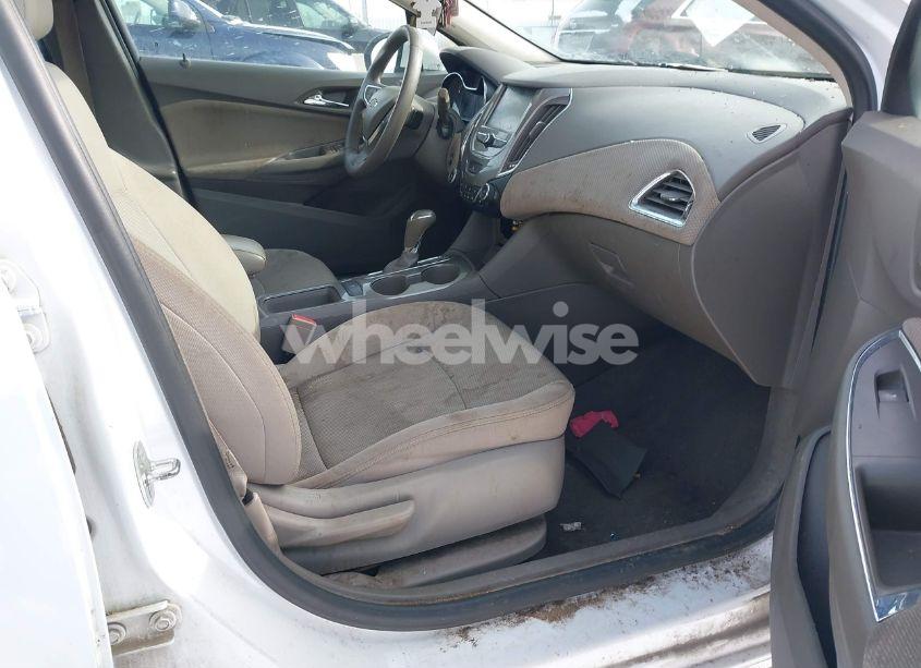 Photo 5 of 2017 Chevrolet Cruze LT AUTO (VIN 1G1BE5SM5H7171345)