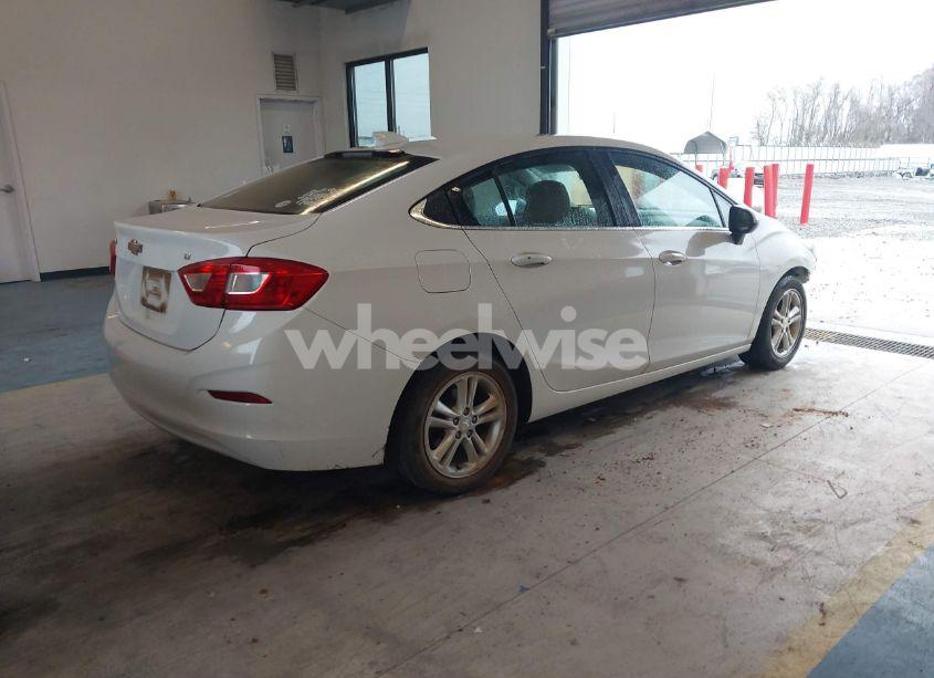 Photo 4 of 2017 Chevrolet Cruze LT AUTO (VIN 1G1BE5SM5H7215831)