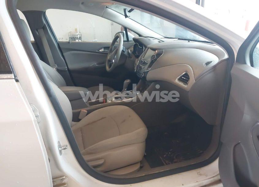 Photo 5 of 2017 Chevrolet Cruze LT AUTO (VIN 1G1BE5SM5H7215831)