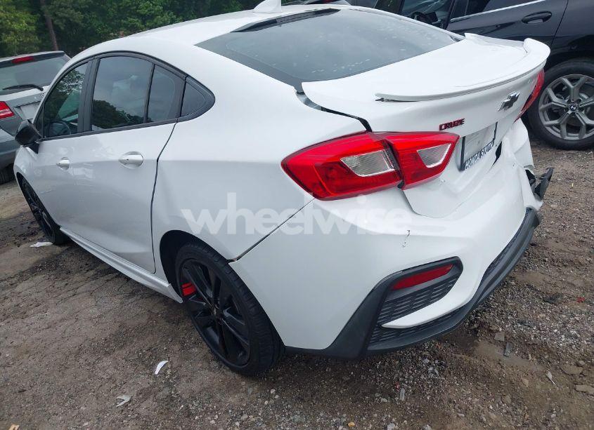 Photo 3 of 2018 Chevrolet Cruze LT AUTO (VIN 1G1BE5SM5J7105111)