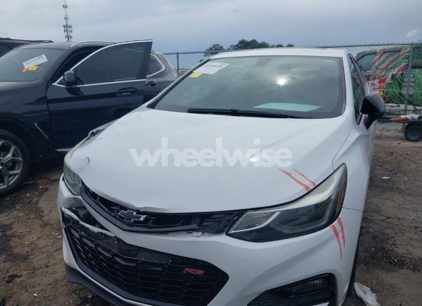 Photo 6 of 2018 Chevrolet Cruze LT AUTO (VIN 1G1BE5SM5J7105111)