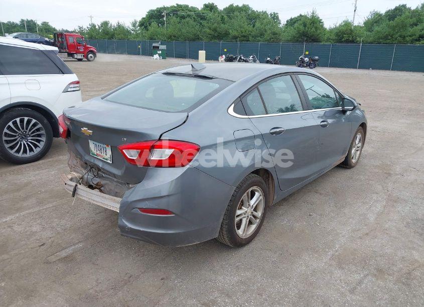 Photo 4 of 2018 Chevrolet Cruze LT AUTO (VIN 1G1BE5SM5J7119669)
