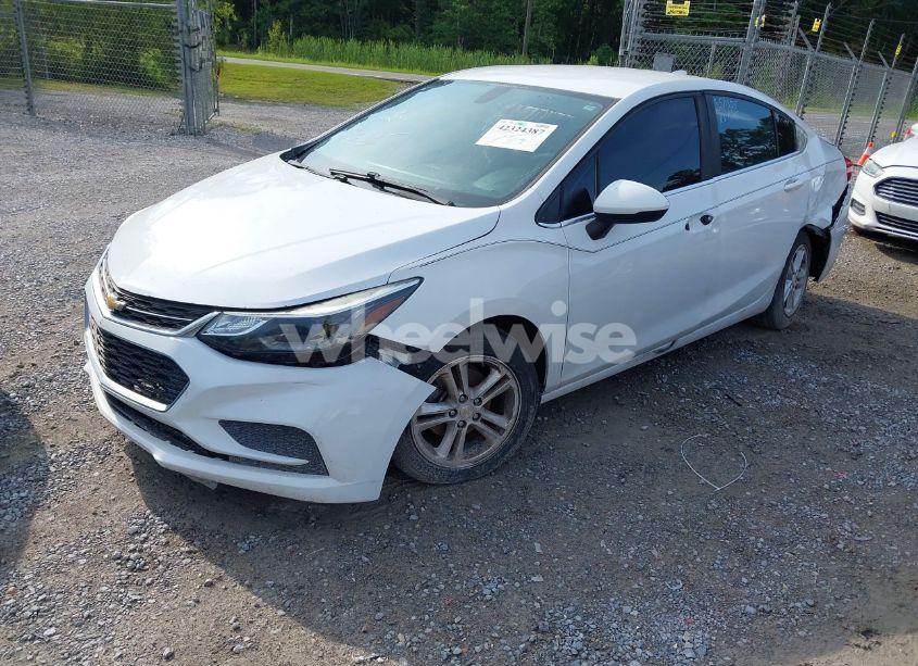 Photo 2 of 2018 Chevrolet Cruze LT AUTO (VIN 1G1BE5SM5J7141333)