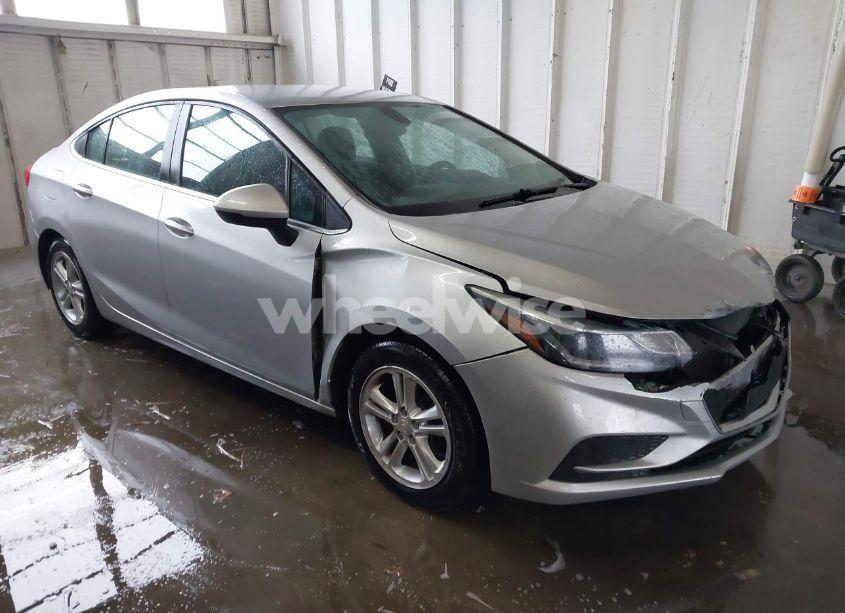 2018 Chevrolet Cruze LT AUTO (VIN 1G1BE5SM5J7152607) main photo