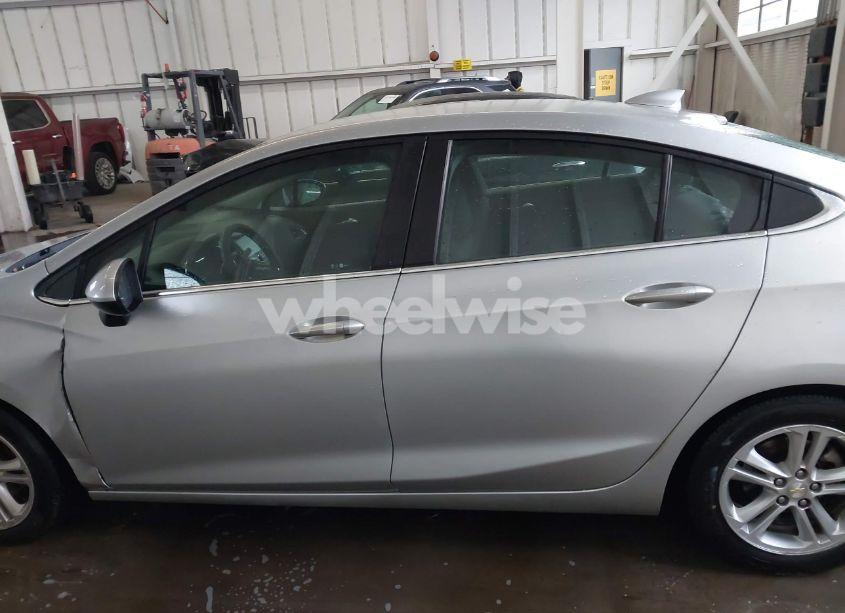 Photo 14 of 2018 Chevrolet Cruze LT AUTO (VIN 1G1BE5SM5J7152607)