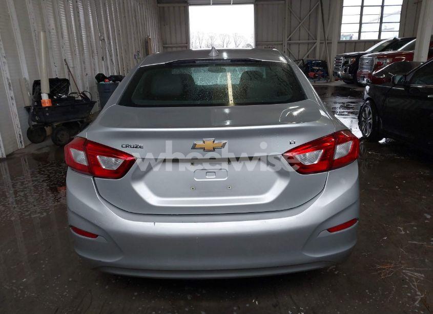 Photo 16 of 2018 Chevrolet Cruze LT AUTO (VIN 1G1BE5SM5J7152607)