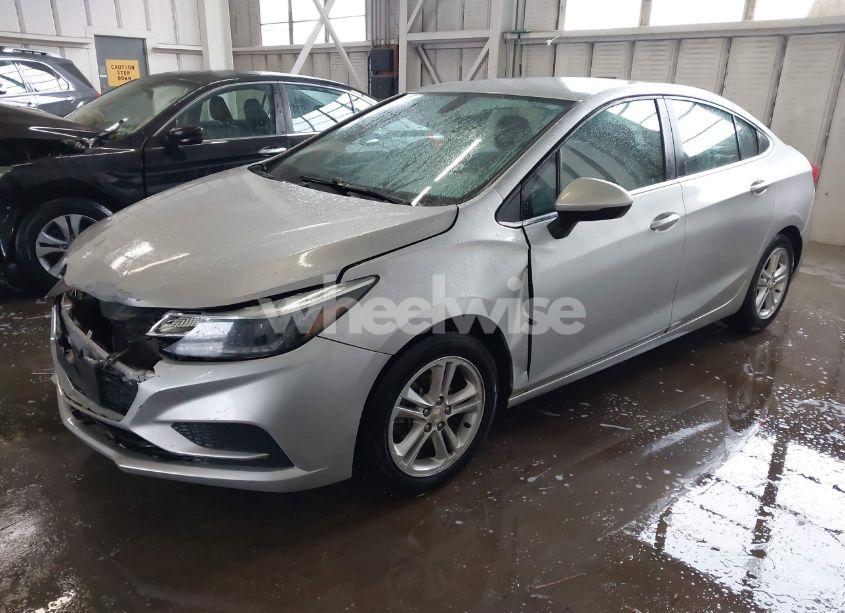 Photo 2 of 2018 Chevrolet Cruze LT AUTO (VIN 1G1BE5SM5J7152607)