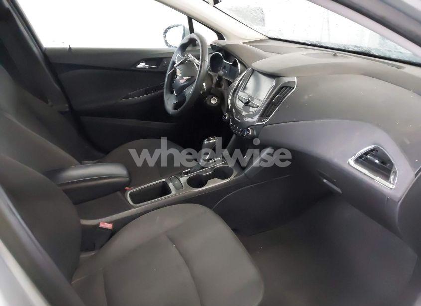 Photo 5 of 2018 Chevrolet Cruze LT AUTO (VIN 1G1BE5SM5J7152607)