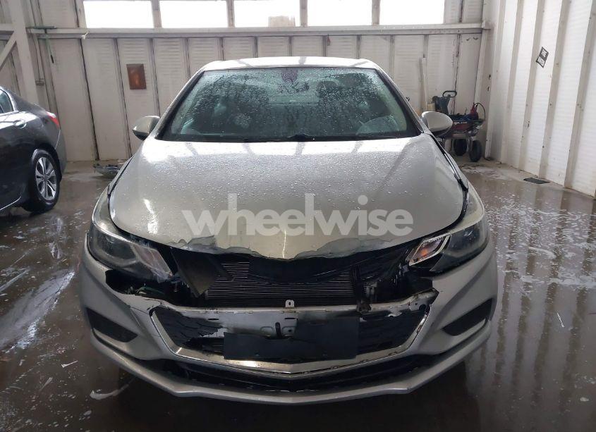 Photo 6 of 2018 Chevrolet Cruze LT AUTO (VIN 1G1BE5SM5J7152607)