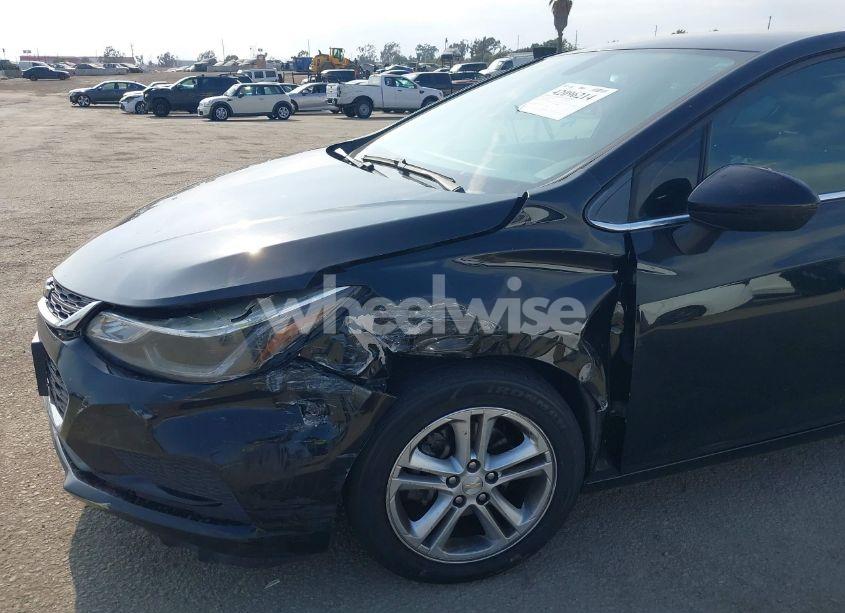 Photo 6 of 2018 Chevrolet Cruze LT AUTO (VIN 1G1BE5SM5J7178141)