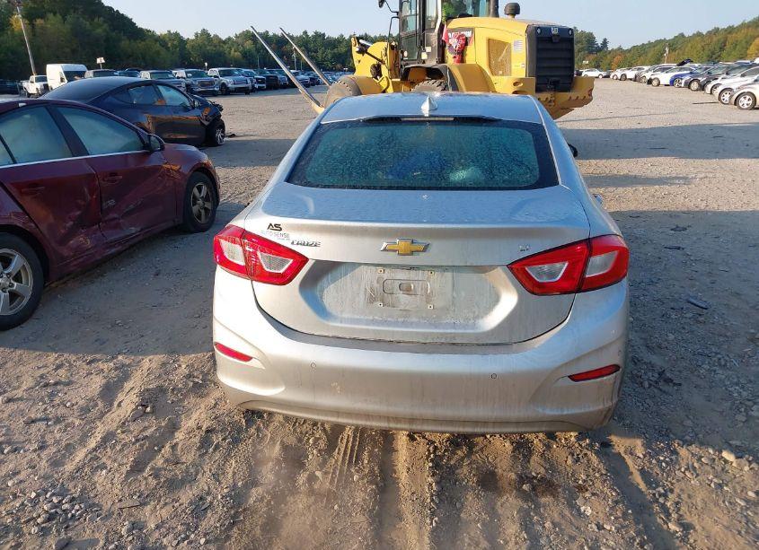 Photo 16 of 2018 Chevrolet Cruze LT AUTO (VIN 1G1BE5SM5J7196445)