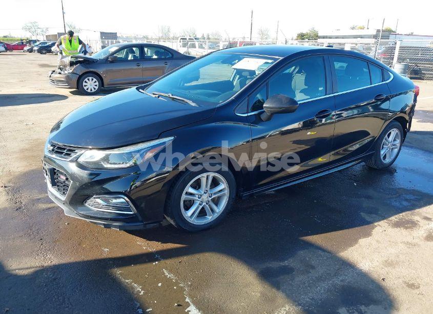 Photo 2 of 2018 Chevrolet Cruze LT AUTO (VIN 1G1BE5SM5J7213812)