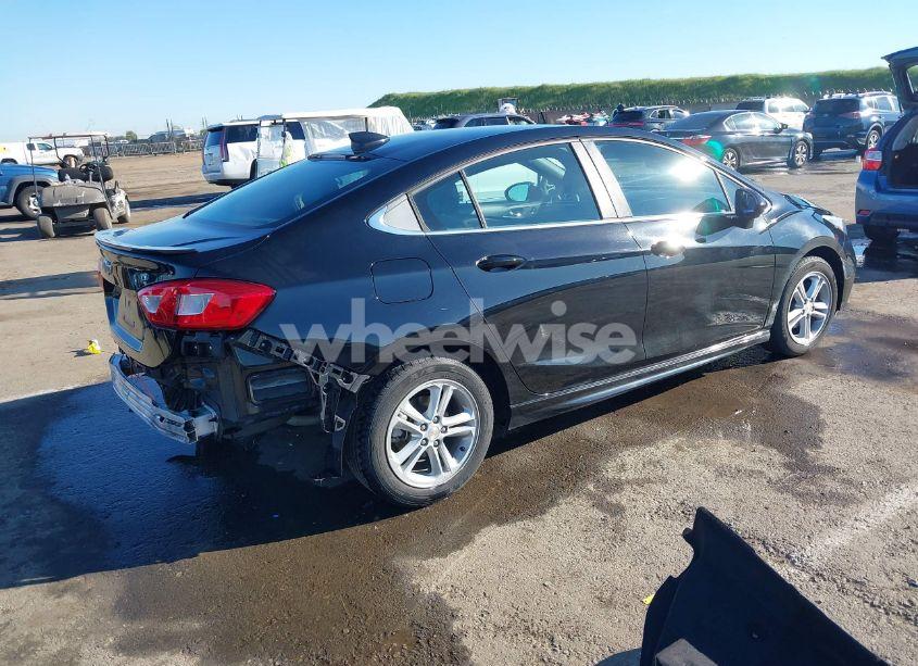 Photo 4 of 2018 Chevrolet Cruze LT AUTO (VIN 1G1BE5SM5J7213812)