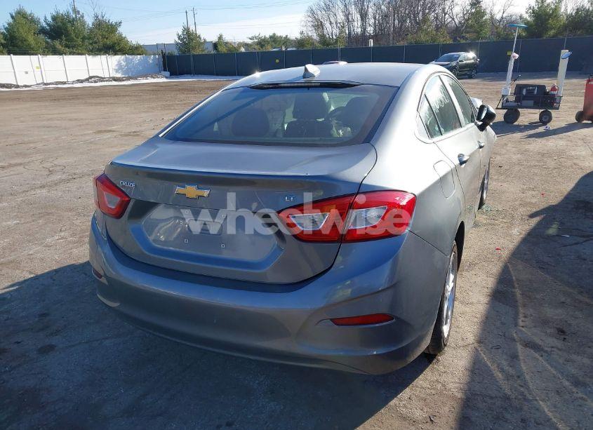 Photo 4 of 2018 Chevrolet Cruze LT AUTO (VIN 1G1BE5SM5J7230285)
