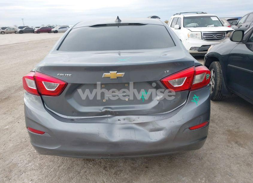 Photo 16 of 2018 Chevrolet Cruze LT AUTO (VIN 1G1BE5SM5J7231341)