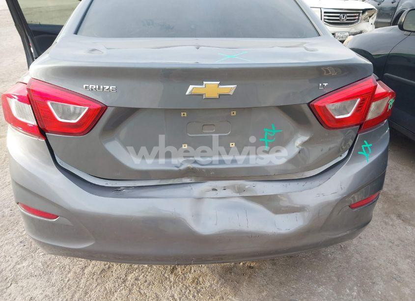 Photo 6 of 2018 Chevrolet Cruze LT AUTO (VIN 1G1BE5SM5J7231341)