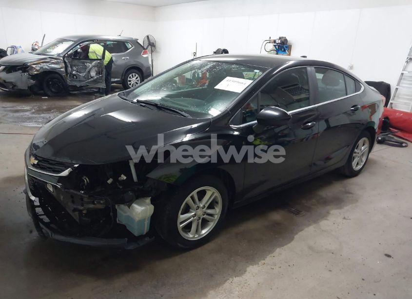 Photo 2 of 2018 Chevrolet Cruze LT AUTO (VIN 1G1BE5SM5J7232649)