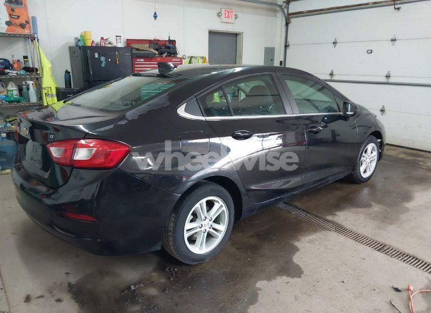 Photo 4 of 2018 Chevrolet Cruze LT AUTO (VIN 1G1BE5SM5J7232649)