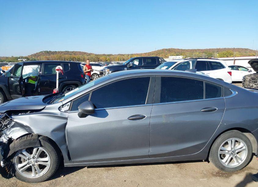 Photo 14 of 2018 Chevrolet Cruze LT AUTO (VIN 1G1BE5SM5J7236197)