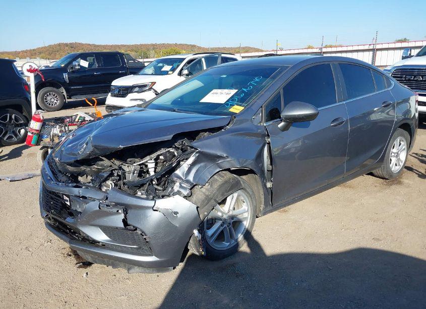 Photo 2 of 2018 Chevrolet Cruze LT AUTO (VIN 1G1BE5SM5J7236197)