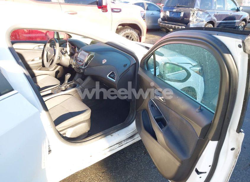 Photo 5 of 2018 Chevrolet Cruze LT AUTO (VIN 1G1BE5SM5J7243263)