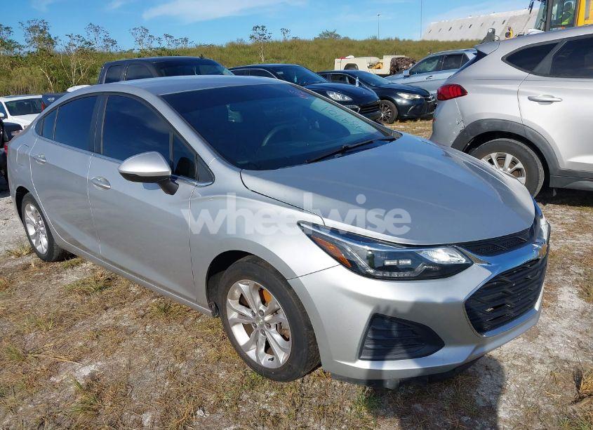2019 Chevrolet Cruze LT (VIN 1G1BE5SM5K7122735) main photo