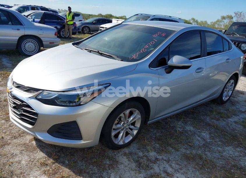 Photo 2 of 2019 Chevrolet Cruze LT (VIN 1G1BE5SM5K7122735)