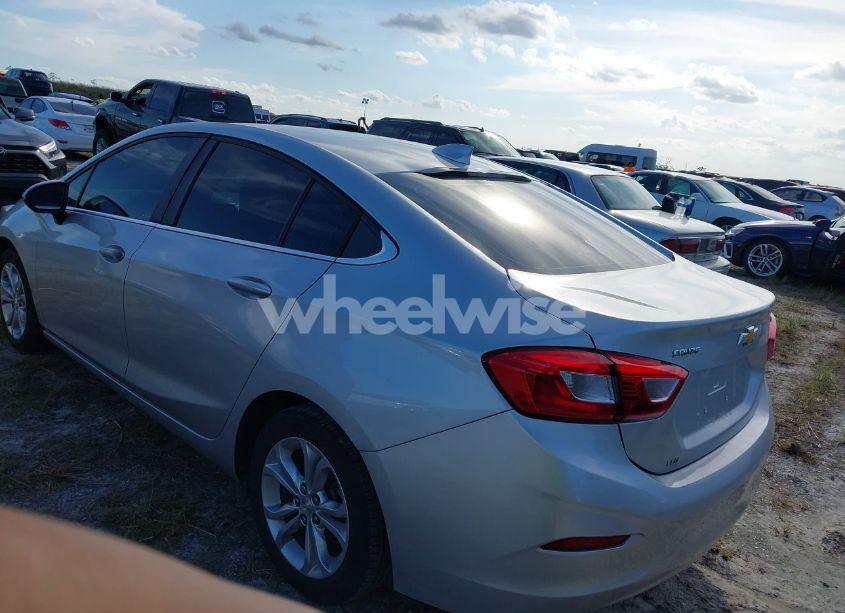 Photo 3 of 2019 Chevrolet Cruze LT (VIN 1G1BE5SM5K7122735)