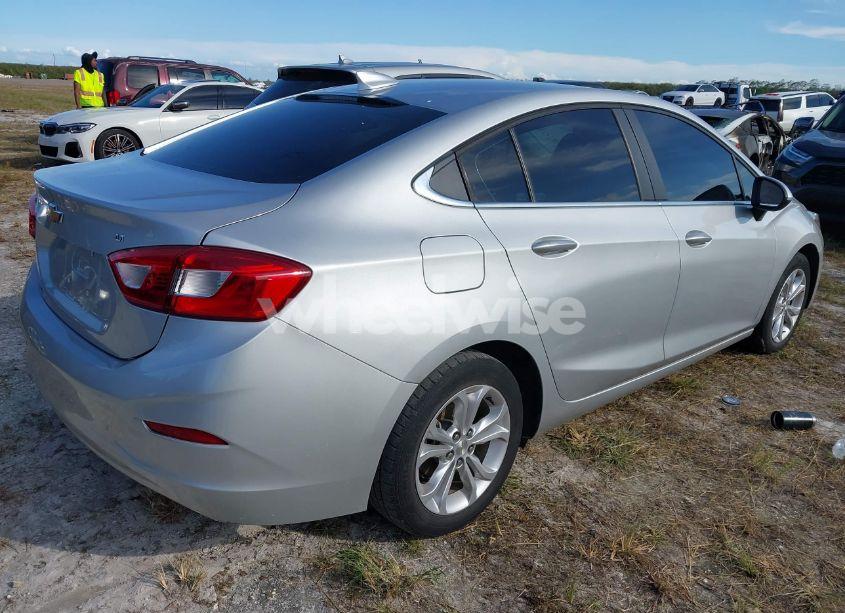 Photo 4 of 2019 Chevrolet Cruze LT (VIN 1G1BE5SM5K7122735)