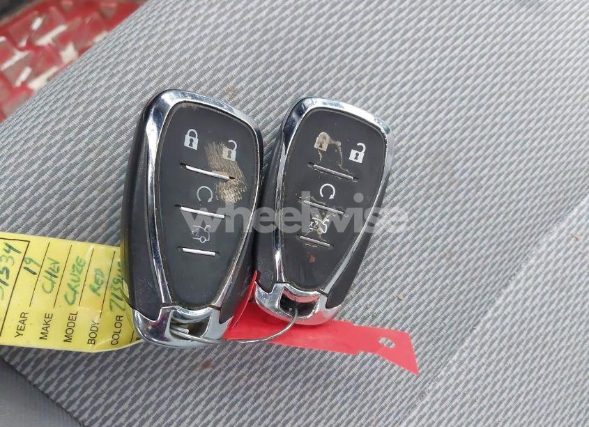 Photo 11 of 2019 Chevrolet Cruze LT (VIN 1G1BE5SM5K7139499)