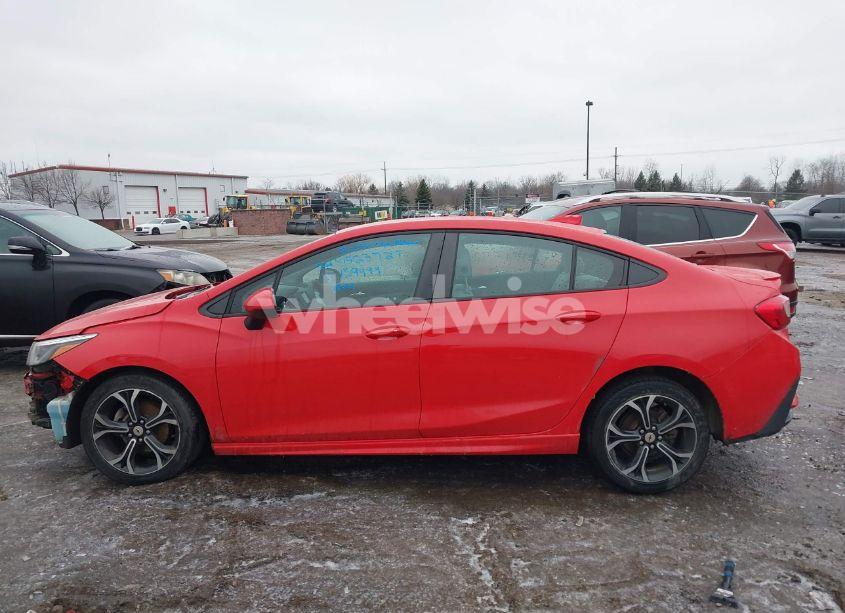 Photo 15 of 2019 Chevrolet Cruze LT (VIN 1G1BE5SM5K7139499)