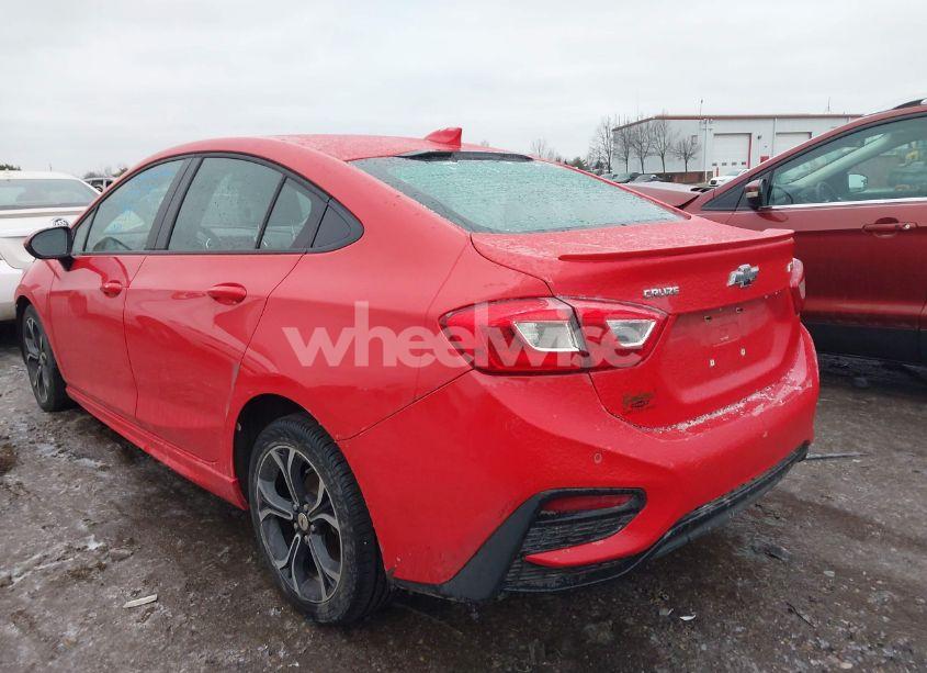 Photo 3 of 2019 Chevrolet Cruze LT (VIN 1G1BE5SM5K7139499)