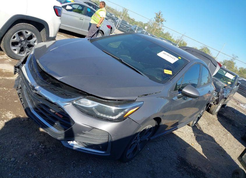 Photo 2 of 2019 Chevrolet Cruze LT (VIN 1G1BE5SM5K7139776)