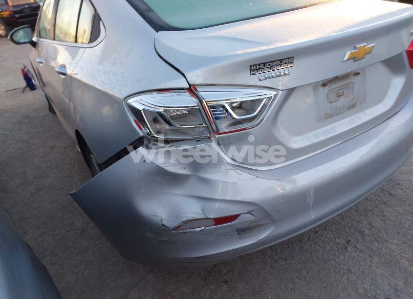 Photo 6 of 2017 Chevrolet Cruze LT AUTO (VIN 1G1BE5SM6H7113020)