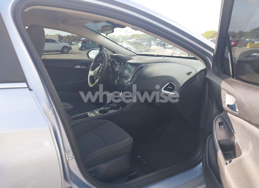 Photo 5 of 2017 Chevrolet Cruze LT AUTO (VIN 1G1BE5SM6H7172827)