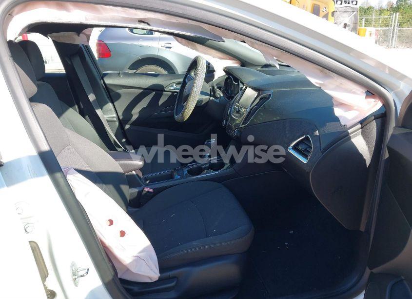 Photo 5 of 2017 Chevrolet Cruze LT AUTO (VIN 1G1BE5SM6H7183455)