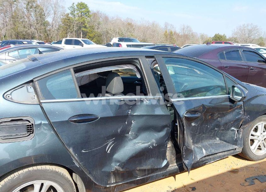 Photo 6 of 2017 Chevrolet Cruze LT AUTO (VIN 1G1BE5SM6H7215630)