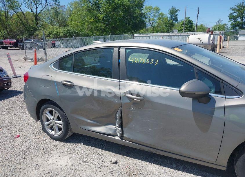 Photo 6 of 2017 Chevrolet Cruze LT AUTO (VIN 1G1BE5SM6H7255416)