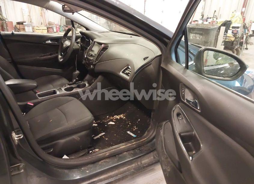 Photo 5 of 2017 Chevrolet Cruze LT AUTO (VIN 1G1BE5SM6H7272832)