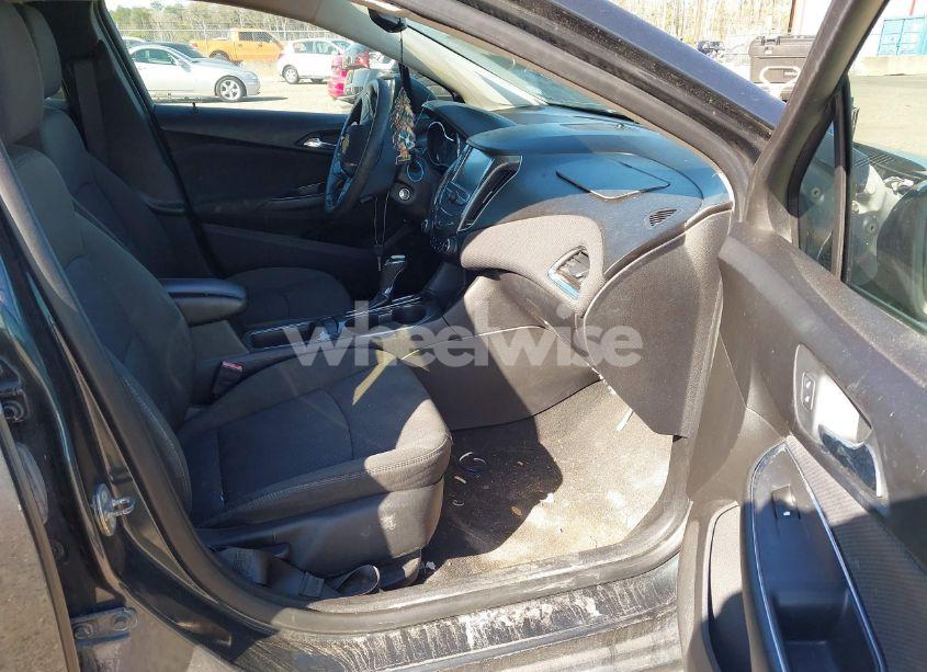 Photo 5 of 2018 Chevrolet Cruze LT AUTO (VIN 1G1BE5SM6J7121947)